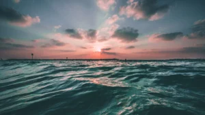 stock image of a colourful sunset on the horizon of the ocean