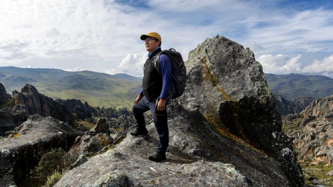 Saúl on the Hatun Machay Rock. (Photo: Alexander Luna / Germanwatch e.V.)