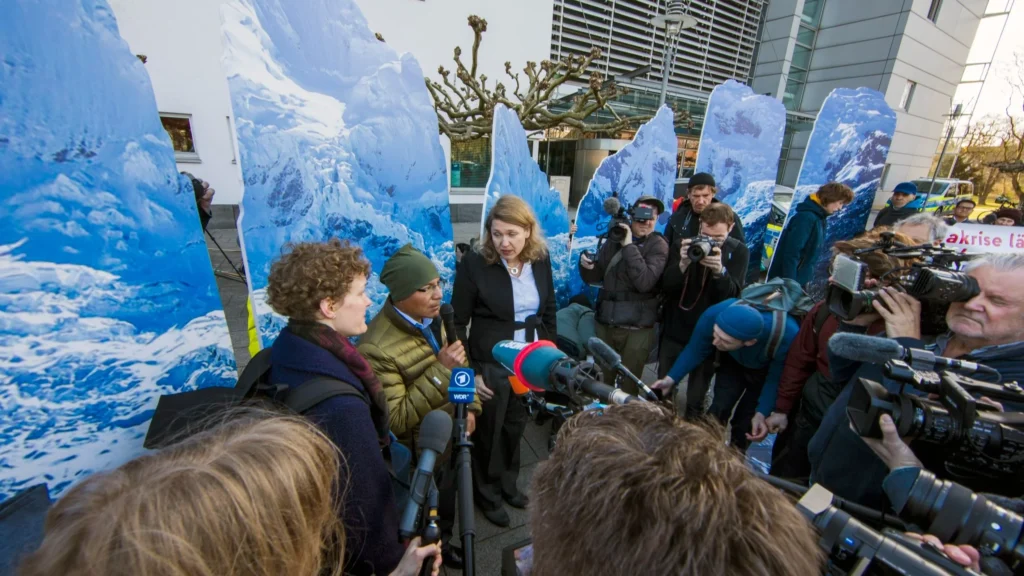 Large media presence during the press statements in front of the Higher Regional Court of Hamm.